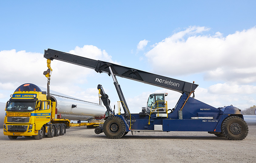 Heavy Handling Reachstacker